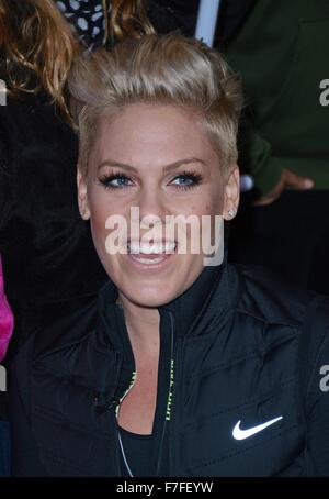 New York, NY, USA. 30Th Nov, 2015. Pink dehors et environ pour la célébrité Candids - MON, New York, NY 30 Novembre, 2015. Credit : Derek Storm/Everett Collection/Alamy Live News Banque D'Images