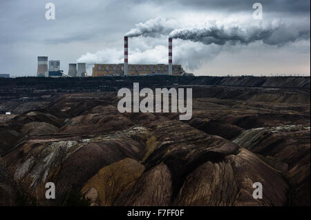 De Belchatow, en Pologne. 30 novembre, 2015. Centrale thermique au charbon à Belchatow, en Pologne. Credit : Marcin Rozpedowski/Alamy Live News Banque D'Images