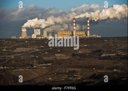 De Belchatow, en Pologne. 30 novembre, 2015. Centrale thermique au charbon et de mine de charbon à ciel ouvert à Belchatow, en Pologne. Credit : Marcin Rozpedowski/Alamy Live News Banque D'Images