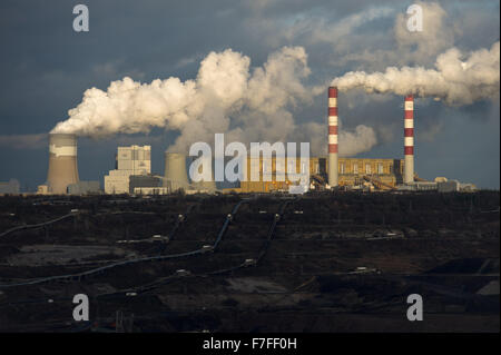 De Belchatow, en Pologne. 30 novembre, 2015. Centrale thermique au charbon à Belchatow, en Pologne. Credit : Marcin Rozpedowski/Alamy Live News Banque D'Images