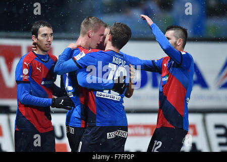 Ligue de football tchèque, 15ème tour, FK Jablonec nad Nisou vs FC Viktoria Plzeň, a joué à Jablonec nad Nisou, République tchèque, le 30 novembre 2015. Les joueurs Pilsen célébrer le premier but. (Photo/CTK Radek Petrasek) Banque D'Images