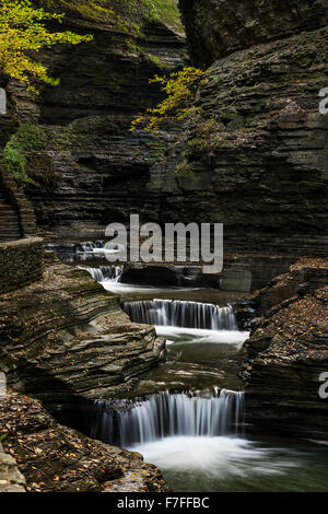 Rainbow Falls à Watkins Glen State Park, New York, USA Banque D'Images