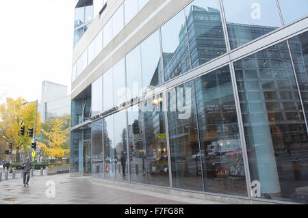 Washington, DC, USA. 30Th Nov, 2015. Photo prise le 30 novembre 2015 montre l'extérieur de l'administration centrale du Fonds monétaire international (FMI) à Washington, DC, aux Etats-Unis. Le Fonds monétaire international (FMI) a annoncé lundi que la monnaie chinoise renminbi (RMB) est admissible à l'adhésion au droits de tirage spéciaux (DTS) panier comme une monnaie de réserve internationale. © Bao Dandan/Xinhua/Alamy Live News Banque D'Images