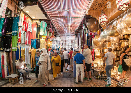 Le souk de Marrakech, Maroc. Banque D'Images