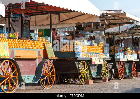 Les vendeurs de jus dans la place Jemaa El Fna à Marrakech, Maroc. Banque D'Images