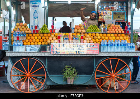 Vendeur de jus dans la place Jemaa El Fna à Marrakech, Maroc. Banque D'Images