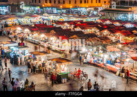 Crépuscule vue de stands de nourriture et de la foule Place Jemaa El Fna à Marrakech, Maroc. Banque D'Images