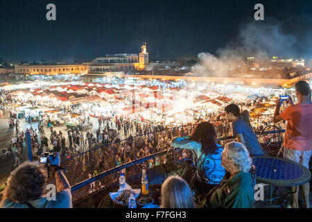 Crépuscule vue de stands de nourriture et de la foule Place Jemaa El Fna à Marrakech, Maroc. Banque D'Images