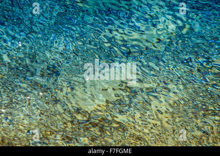 Fond de l'eau jaune et bleu vif Banque D'Images