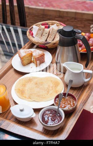 Le petit-déjeuner servi à Riad El Zohar à Marrakech, Maroc. Banque D'Images