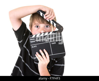 Jeune garçon avec de grands yeux tenant un film Clapper Board sur un fond blanc Banque D'Images