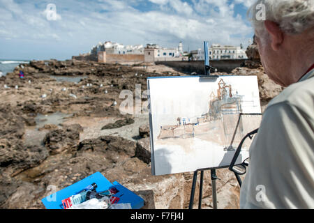 Peinture d'un homme le paysage côtier d'Essaouira au Maroc. Banque D'Images