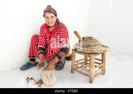 Femme marocaine argan fissuration de les écrous de l'huile. Banque D'Images