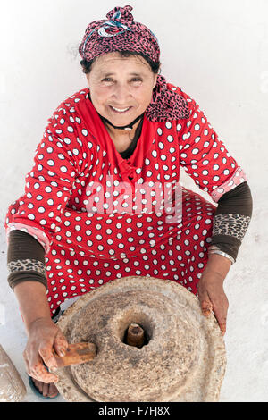 Femme marocaine argan Huile de noix pour la touche. Banque D'Images