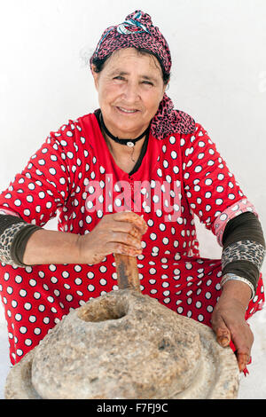 Femme marocaine argan Huile de noix pour la touche. Banque D'Images