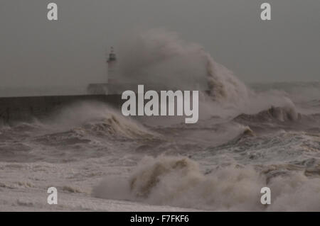 Newlaven, East Sussex, Royaume-Uni. 30 novembre 2015. Le vent féroce qui fouette la mer dans la frénésie. Il aurait dû deviner près de 70 ans comme cette photo a été prise. Banque D'Images