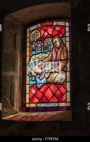 Vitrail montrant St Samson guérir l'homme de la lèpre à Saint-Samson chapelle, Landunvez, Finistère, Bretagne, France Banque D'Images