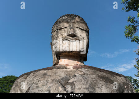 Statue de Bouddha à l'impressionnant parc historique de Kamphaeng Phet Banque D'Images