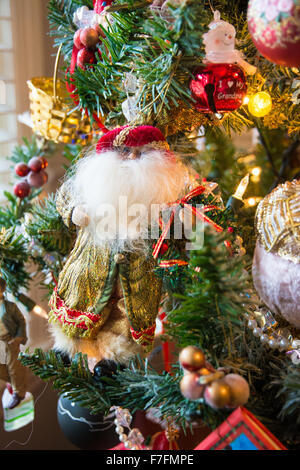 Un arbre de Noël décoré avec des ornements de fête, Garland, et des lumières. Banque D'Images