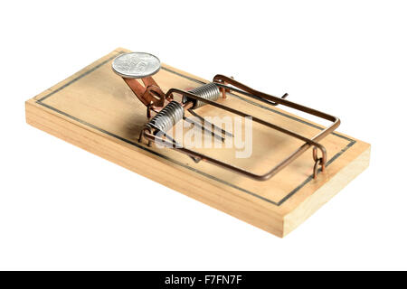 Mousetrap avec pièce d'argent comme appât isolé sur fond blanc Banque D'Images