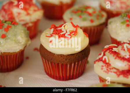 Noël fait maison cupcakes avec glaçage et saupoudre de fête Banque D'Images