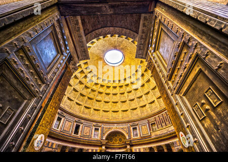 Le Panthéon, vue de l'intérieur, Rome, Italie. Banque D'Images