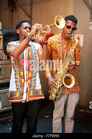 Un groupe de jazz africain fonctionne à Neighborgoods Market dans le quartier du centre-ville de Braamfontein Johannesburg, Afrique du Sud. Banque D'Images