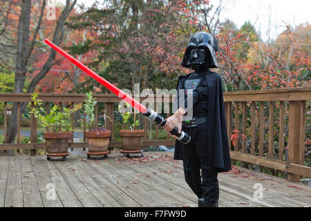 Enfant en costume de Darth Vader holding light saber - USA Banque D'Images