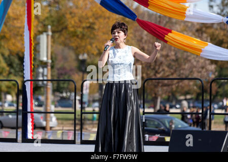 Femme chinoise chanter sur scène en plein air au festival culturel - USA Banque D'Images