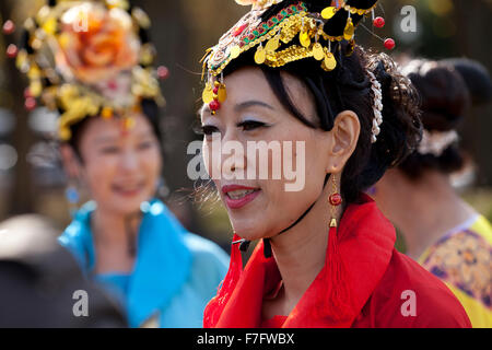 Danse traditionnelle chinoise des femmes interprètes en costume à Asian festival - USA Banque D'Images