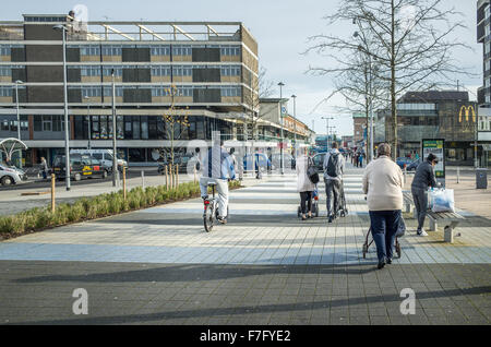 Passage pour piétons au centre-ville de Corby par une froide journée d'hiver ensoleillée, Banque D'Images