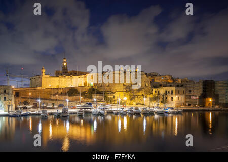 La nuit tombe de Vittoriosa Yacht Marina, Il-Birgu, Malte. En regardant vers Senglea. Banque D'Images