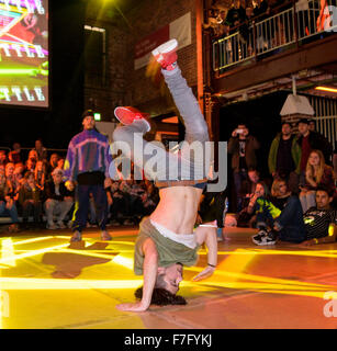 Un jeune break dancer effectue sur une scène lors d'une compétition de break dance. Banque D'Images