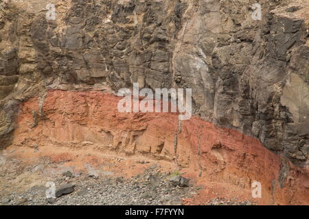 Falaises de lave côtières et à la côte de Castillo Coloradas, Playa Blanca, Lanzarote. Banque D'Images