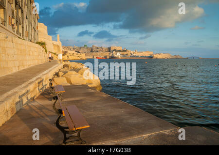 Tôt le matin à Grand Harbour, à Malte. À la recherche de Birgu vers La Valette. Banque D'Images