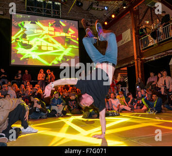 Un jeune break dancer effectue sur une scène lors d'une compétition de break dance. Banque D'Images