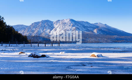 Montagnes couvertes de neige au camp Richardson Beach, South Lake Tahoe, CA Banque D'Images