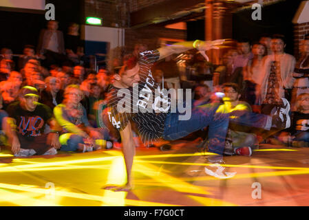 Un jeune break dancer effectue sur une scène lors d'une compétition de break dance. Banque D'Images