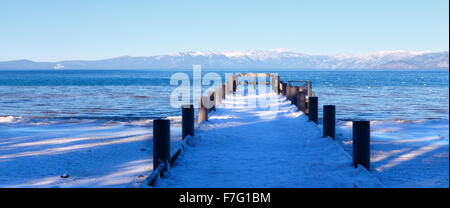 Quai couvert de neige à Camp Richardson Beach, South Lake Tahoe, CA Banque D'Images