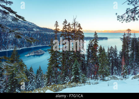 Montagnes couvertes de neige à Emerald Bay, South Lake Tahoe, CA Banque D'Images