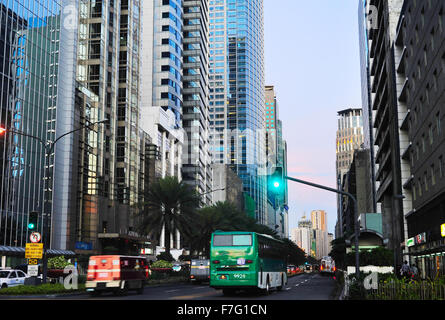 Le trafic sur une route dans la ville de Makati à Manille, Philippines. Banque D'Images