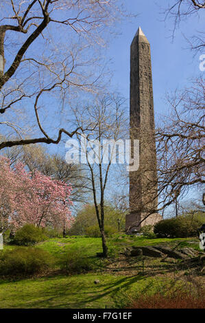Central Park obélisque égyptien également connu sous le nom de Cleopatra's Needle au printemps, au cœur de Manhattan, New York City. Banque D'Images