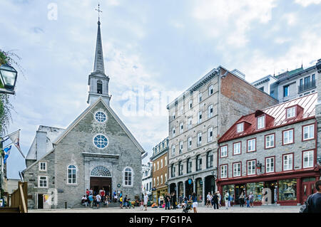 Les touristes visitant la vieille église de Notre-Dame-des-Victoires sur la Place Royale de la ville de Québec Banque D'Images