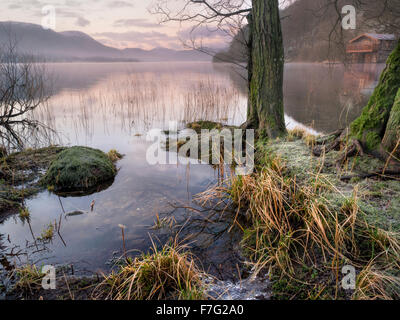 Un calme et toujours sur le lac Ullswater un matin d'hiver glacial, Misty Banque D'Images
