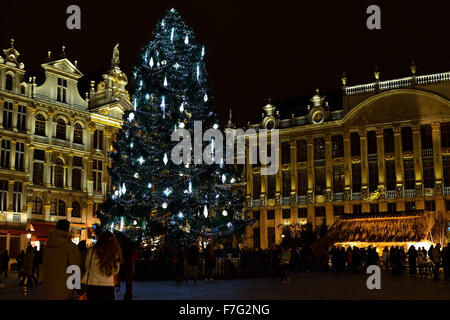 Bruxelles, Belgique - 27 décembre 2015 : arbre de Noël sur la Grand Place à Bruxelles en soirée Banque D'Images