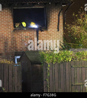 Waterlooville, Hampshire, Royaume-Uni. 30 novembre, 2015. Un chargeur de téléphone défectueux est soupçonné d'avoir causé l'incendie qui détruit une Waterlooville accueil et endommagé le toit et d'autres partie de l'autre. Le feu a commencé à environ 3.45pm et les équipages de Havant, Portchester et étaient appelés à s'attaquer à Cosham le brasier. Un autre équipage de Southsea a également participé et pris en charge avec l'opération de claire. Le propriétaire qui était seul à la maison à l'époque avait un détecteur de fumée que l'alerter sur le fait que sa chambre était en feu. Credit : uknip/Alamy Live News Banque D'Images