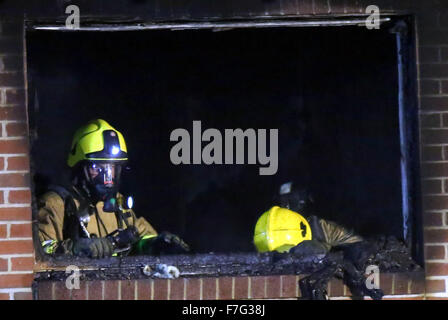 Waterlooville, Hampshire, Royaume-Uni. 30 novembre, 2015. Un chargeur de téléphone défectueux est soupçonné d'avoir causé l'incendie qui détruit une Waterlooville accueil et endommagé le toit et d'autres partie de l'autre. Le feu a commencé à environ 3.45pm et les équipages de Havant, Portchester et étaient appelés à s'attaquer à Cosham le brasier. Un autre équipage de Southsea a également participé et pris en charge avec l'opération de claire. Le propriétaire qui était seul à la maison à l'époque avait un détecteur de fumée que l'alerter sur le fait que sa chambre était en feu. Credit : uknip/Alamy Live News Banque D'Images