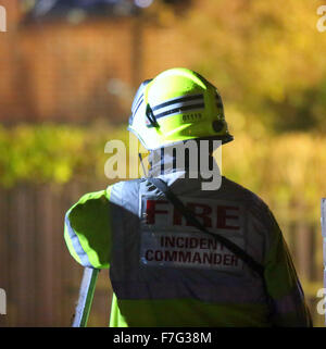 Waterlooville, Hampshire, Royaume-Uni. 30 novembre, 2015. Un chargeur de téléphone défectueux est soupçonné d'avoir causé l'incendie qui détruit une Waterlooville accueil et endommagé le toit et d'autres partie de l'autre. Le feu a commencé à environ 3.45pm et les équipages de Havant, Portchester et étaient appelés à s'attaquer à Cosham le brasier. Un autre équipage de Southsea a également participé et pris en charge avec l'opération de claire. Le propriétaire qui était seul à la maison à l'époque avait un détecteur de fumée que l'alerter sur le fait que sa chambre était en feu. Credit : uknip/Alamy Live News Banque D'Images