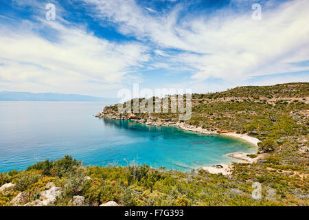 Une petite plage sur la côte ouest de l'île de Spetses, Grèce Banque D'Images