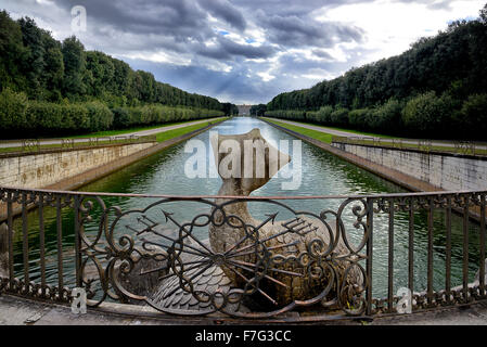 Italie Campanie Caserta ( Palais Royal Reggia ) La voie navigable Fontaine des trois dauphins de Carlo Vanvitelli Banque D'Images